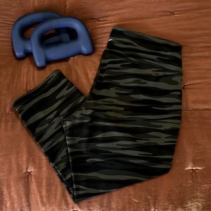 Old Navy Go-Dry camo capri leggings ⭐️